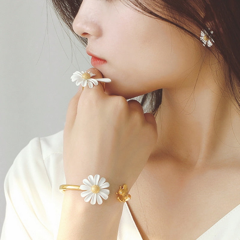 Cute Small Daisy Flower Stud Earrings For Women Girls Sweet Statement Asymmetrical Earring Party Jewelry Gifts