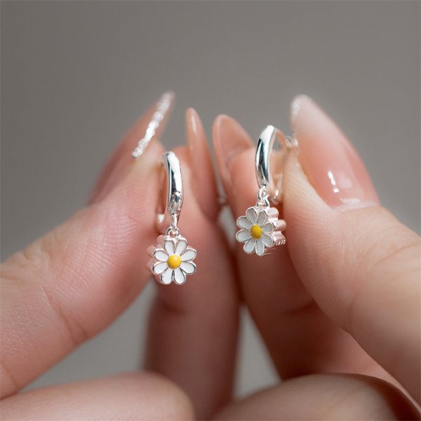 Cute Small Daisy Flower Stud Earrings For Women Girls Sweet Statement Asymmetrical Earring Party Jewelry Gifts