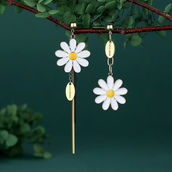 Cute Small Daisy Flower Stud Earrings For Women Girls Sweet Statement Asymmetrical Earring Party Jewelry Gifts