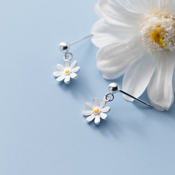 Cute Small Daisy Flower Stud Earrings For Women Girls Sweet Statement Asymmetrical Earring Party Jewelry Gifts