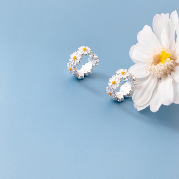 Cute Small Daisy Flower Stud Earrings For Women Girls Sweet Statement Asymmetrical Earring Party Jewelry Gifts